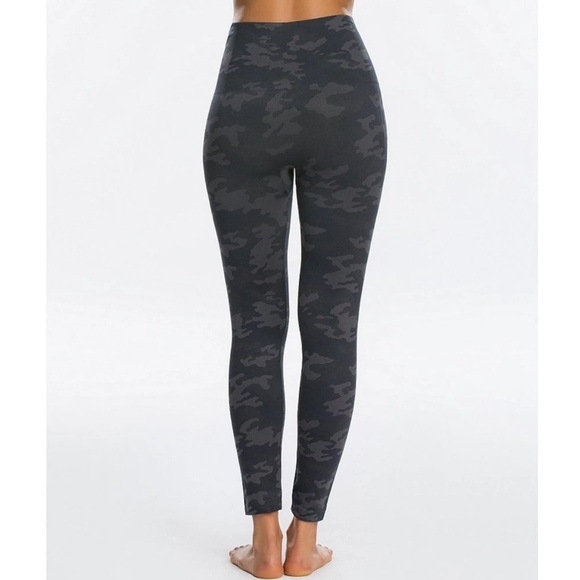 NWT SPANX Look At Me Now Black Camo Leggings Sz S - Picture 2 of 10